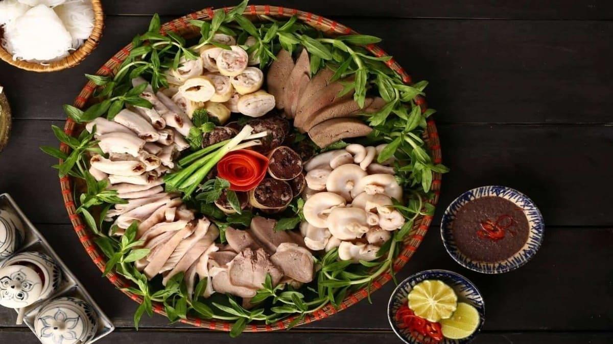 Hình ảnh một quán ăn phổ biến trên Phố Thọ Tháp Cầu Giấy Hà Nội phục vụ món ăn địa phương